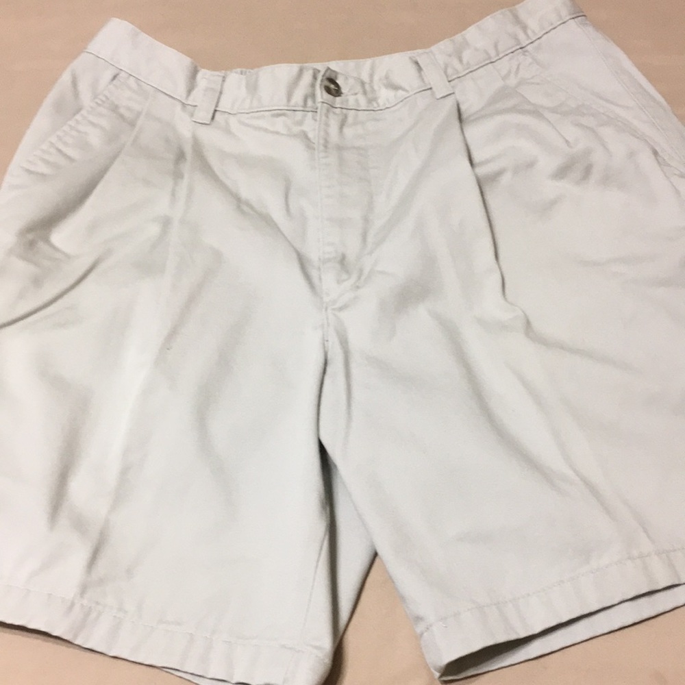 Roundtree & Yorke elastic waist khaki shorts 7” size 34 off-white